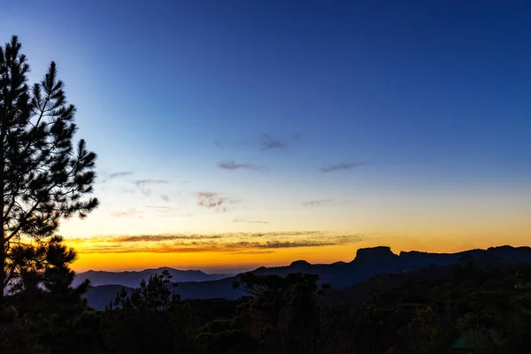 Campos do jordao, Brasilien. pedra do bau view bei Sonnenuntergang (golden ho — Stockfoto