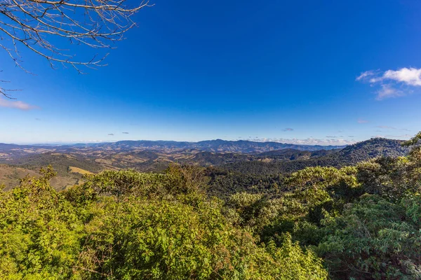 Campos do Jordao, Brasil. Belvedere na estrada para a cidade — Fotografia de Stock