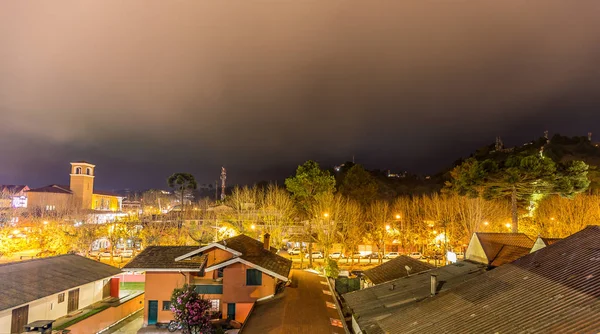 CAMPOS DO JORDAO, BRASIL - 03 DE JULIO DE 2017: Vista de la ciudad por la noche —  Fotos de Stock