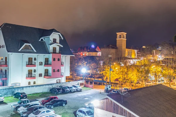 Campos Do Jordão, Brazil - 03 juli 2017: Stadsutsikt på natten — Stockfoto