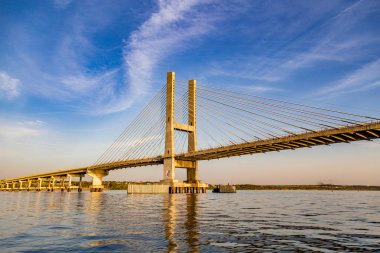 Parana Nehri, Brezilya Askılı köprüden. Sınır Sao Pau