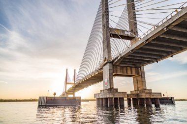 Parana Nehri, Brezilya Askılı köprüden. Sınır Sao Pau