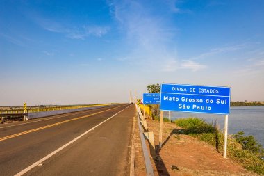 Yol levhası sınırında Sao Paulo ve Mato Grosso sul Birleşik yapmak