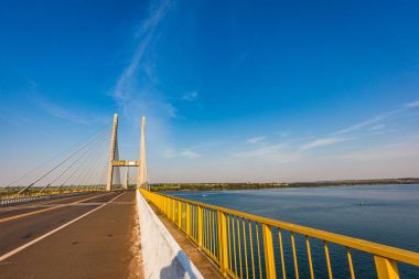 Parana Nehri, Brezilya Askılı köprüden. Sınır Sao Pau