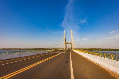 Parana Nehri, Brezilya Askılı köprüden. Sınır Sao Pau