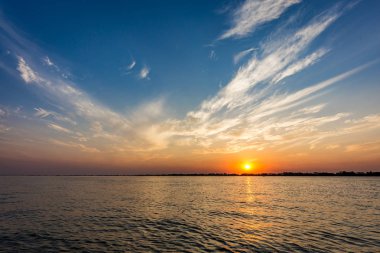 Parana Nehri gün batımında, Brezilya. Sao Paulo ve Mato Gro sınırı