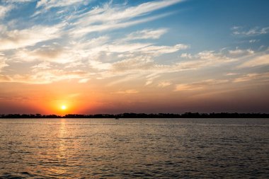 Parana Nehri gün batımında, Brezilya. Sao Paulo ve Mato Gro sınırı