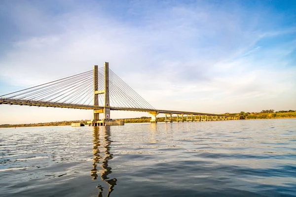 Parana Nehri, Brezilya Askılı köprüden. Sınır Sao Pau