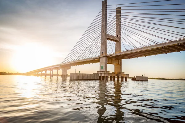Parana Nehri, Brezilya Askılı köprüden. Sınır Sao Pau