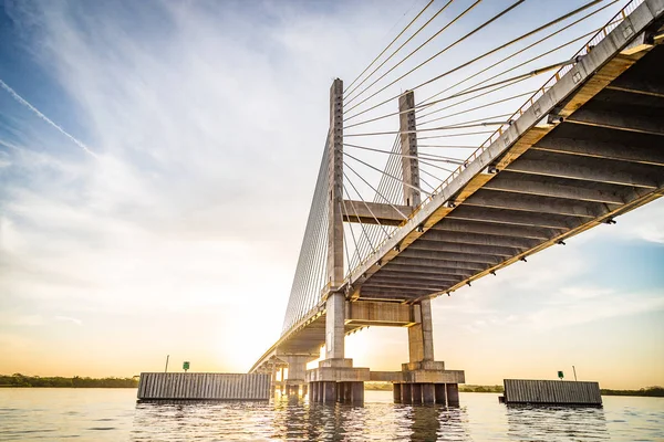 Parana Nehri, Brezilya Askılı köprüden. Sınır Sao Pau