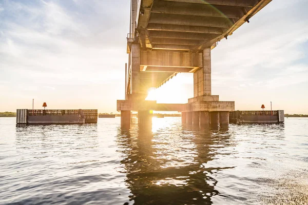 Schrägseilbrücke über den Parana Fluss, Brasilien. Grenze von sao pau — Stockfoto