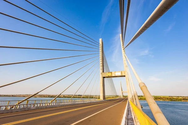 Schrägseilbrücke über den Parana Fluss, Brasilien. Grenze von sao pau — Stockfoto