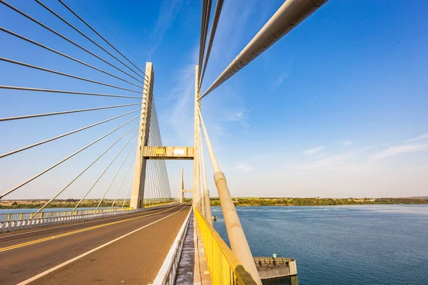 Parana Nehri, Brezilya Askılı köprüden. Sınır Sao Pau