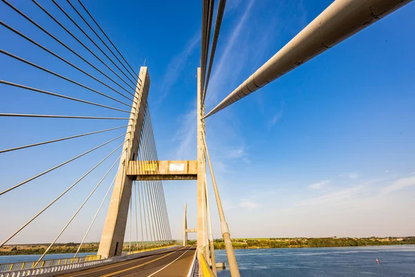 Parana Nehri, Brezilya Askılı köprüden. Sınır Sao Pau