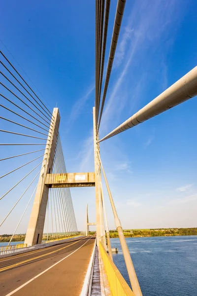 Parana Nehri, Brezilya Askılı köprüden. Sınır Sao Pau