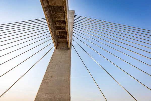 Puente de cable sobre el río Paraná, Brasil. Frontera de Sao Pau — Foto de Stock