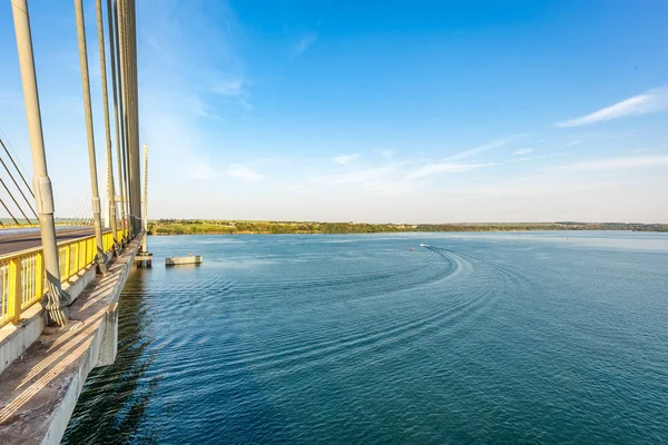 Parana Nehri, Brezilya Askılı köprüden. Sınır Sao Pau