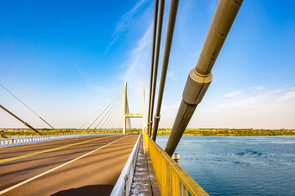 Schrägseilbrücke über den Parana Fluss, Brasilien. Grenze von sao pau — Stockfoto