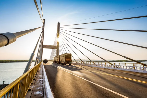 Schrägseilbrücke über den Parana Fluss, Brasilien. Grenze von sao pau — Stockfoto