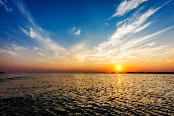Parana Nehri gün batımında, Brezilya. Sao Paulo ve Mato Gro sınırı