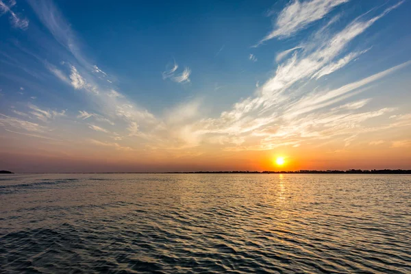 Parana Nehri gün batımında, Brezilya. Sao Paulo ve Mato Gro sınırı