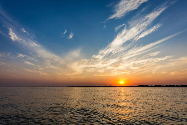 Parana Nehri gün batımında, Brezilya. Sao Paulo ve Mato Gro sınırı