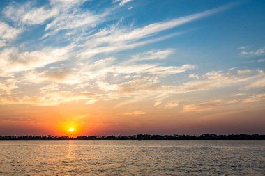 Parana Nehri gün batımında, Brezilya. Sao Paulo ve Mato Gro sınırı