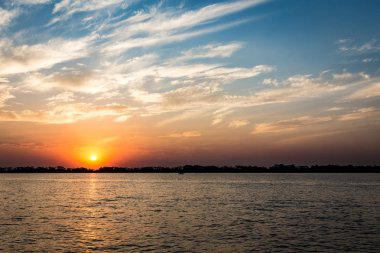 Parana Nehri gün batımında, Brezilya. Sao Paulo ve Mato Gro sınırı