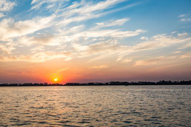 Parana Nehri gün batımında, Brezilya. Sao Paulo ve Mato Gro sınırı