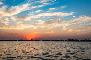 Parana Nehri gün batımında, Brezilya. Sao Paulo ve Mato Gro sınırı