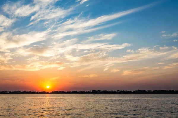Parana Nehri gün batımında, Brezilya. Sao Paulo ve Mato Gro sınırı