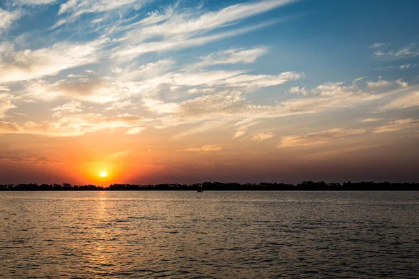Parana Nehri gün batımında, Brezilya. Sao Paulo ve Mato Gro sınırı