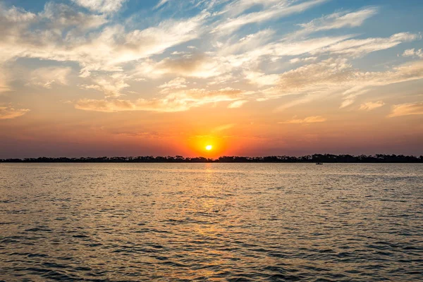 Parana Nehri gün batımında, Brezilya. Sao Paulo ve Mato Gro sınırı