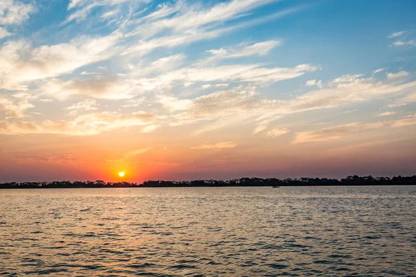 Parana Nehri gün batımında, Brezilya. Sao Paulo ve Mato Gro sınırı