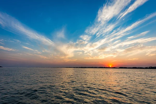 Parana Nehri gün batımında, Brezilya. Sao Paulo ve Mato Gro sınırı