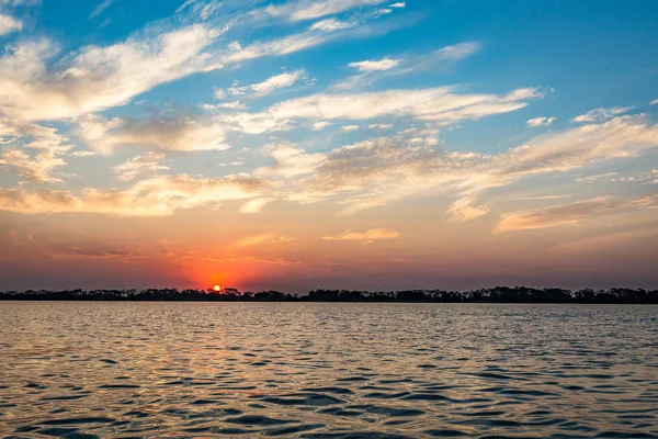 Parana Nehri gün batımında, Brezilya. Sao Paulo ve Mato Gro sınırı