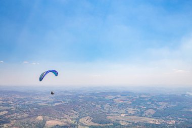 Belo Horizonte Minas Gerais, Brezilya. Dünya dağın tepesinden uçan Yamaçparaşütü