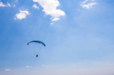 Belo Horizonte Minas Gerais, Brezilya. Dünya dağın tepesinden uçan Yamaçparaşütü