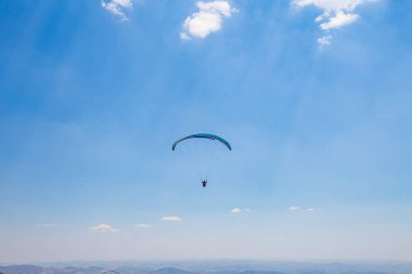 Belo Horizonte Minas Gerais, Brezilya. Dünya dağın tepesinden uçan Yamaçparaşütü