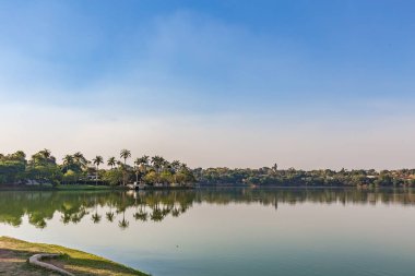 Belo Horizonte Minas Gerais, Brezilya. Güzel bir güneşli gün ve blus gökyüzü gölde Pampulha görünümünü