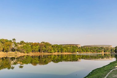 Belo Horizonte Minas Gerais, Brezilya. Güzel bir güneşli gün ve blus gökyüzü gölde Pampulha görünümünü