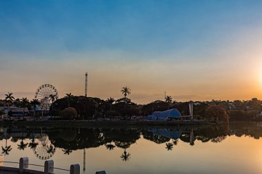Belo Horizonte Minas Gerais, Brezilya. Pampulha Lake görünümünde günbatımı