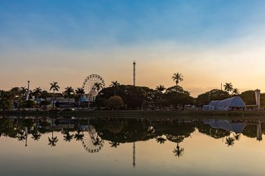 Belo Horizonte Minas Gerais, Brezilya. Pampulha Lake görünümünde günbatımı