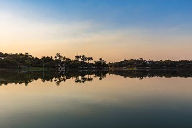 Belo Horizonte Minas Gerais, Brezilya. Pampulha Lake görünümünde günbatımı