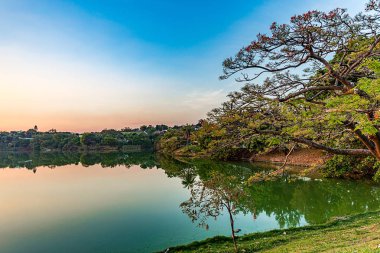 Belo Horizonte Minas Gerais, Brezilya. Pampulha Lake görünümünde günbatımı