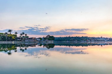 Belo Horizonte Minas Gerais, Brezilya. Pampulha Lake görünümünde günbatımı