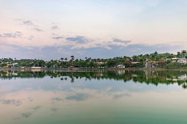 Belo Horizonte Minas Gerais, Brezilya. Pampulha Lake görünümünde günbatımı