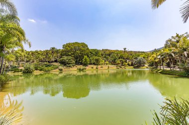 Brumadinho, Minas Gerais, Brezilya. Inhotim bahçeleri ve lake görünümü