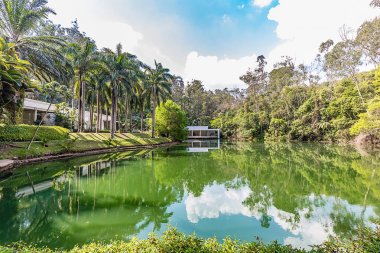 Brumadinho, Minas Gerais, Brezilya. Inhotim bahçeleri ve lake görünümü