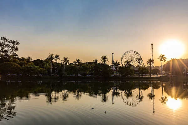 Belo Horizonte Minas Gerais, Brezilya. Pampulha Lake görünümünde günbatımı